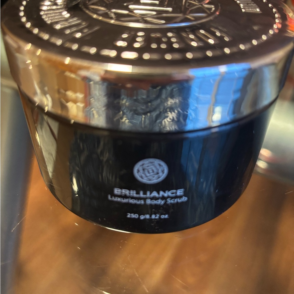 Forever Flawless Brilliance Luxurious Body Scrub 8.82 oz BNIB/SEALED